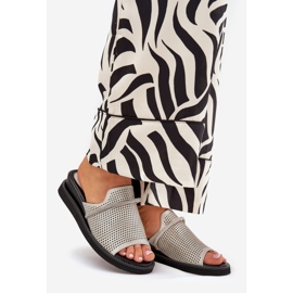 Jezzi Frauenkeile mit einem dekorativen Silbergurt grau 1