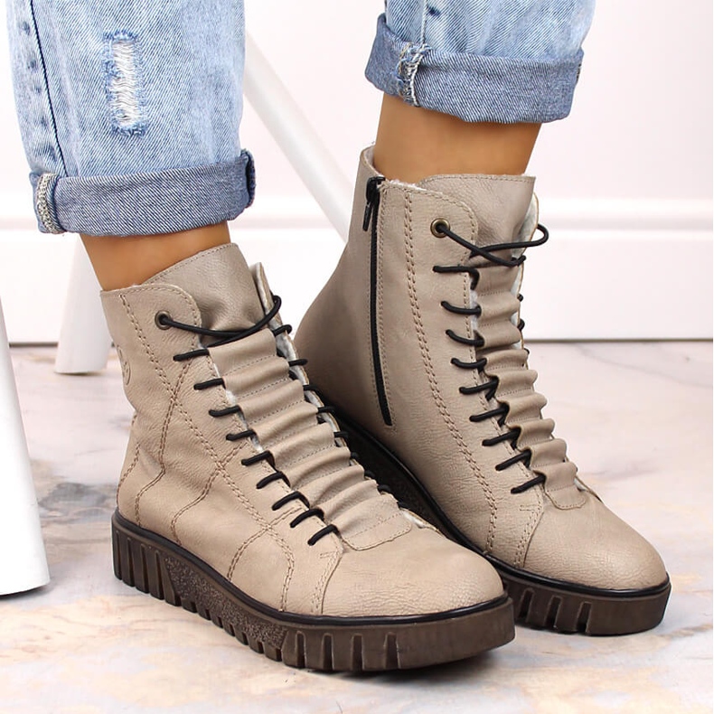 Bequeme beige isolierte Damenstiefel Rieker Y3420-60 1