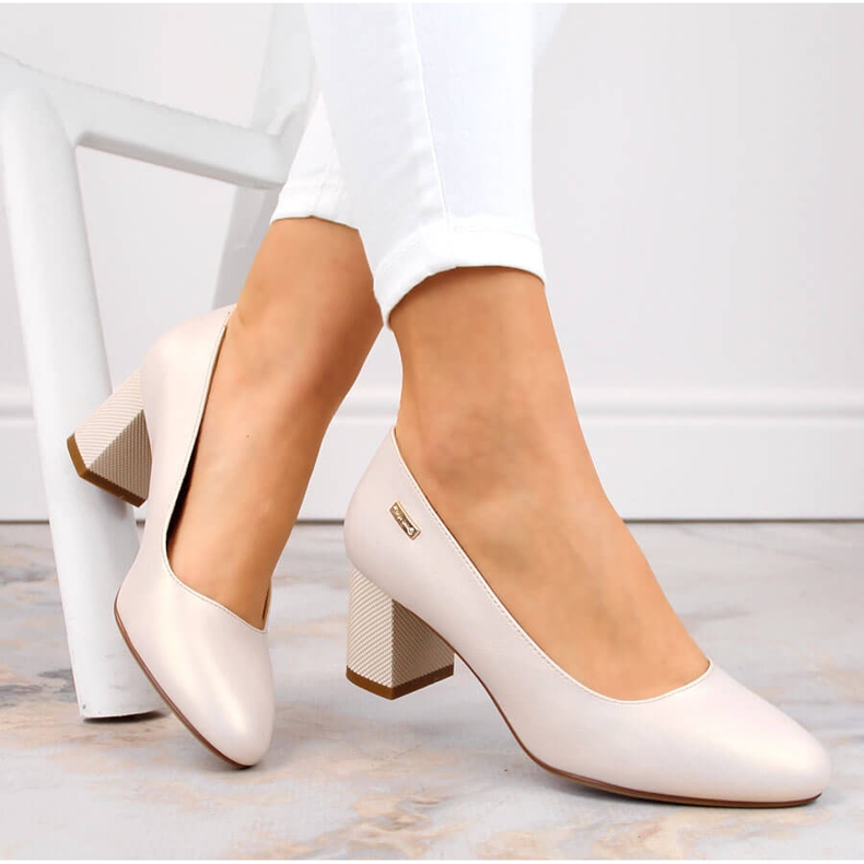 Perlbeige Pumps an einem dekorativen Pfosten von Sergio Leone 1