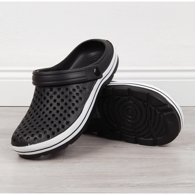 NEWS Pantoffeln aus schwarzem, durchbrochenem Schaumstoff 1