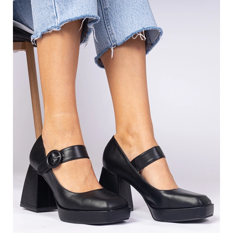 Schwarze Pumpen mit quadratischer Nase und Schnalle 1
