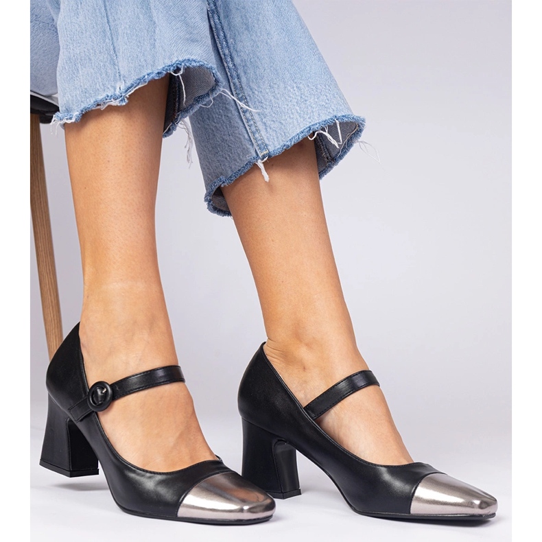 Schwarze Frauenpumpen mit einem silbernen Zeh 2