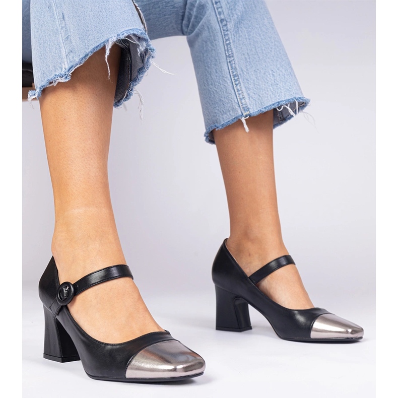 Schwarze Frauenpumpen mit einem silbernen Zeh 1