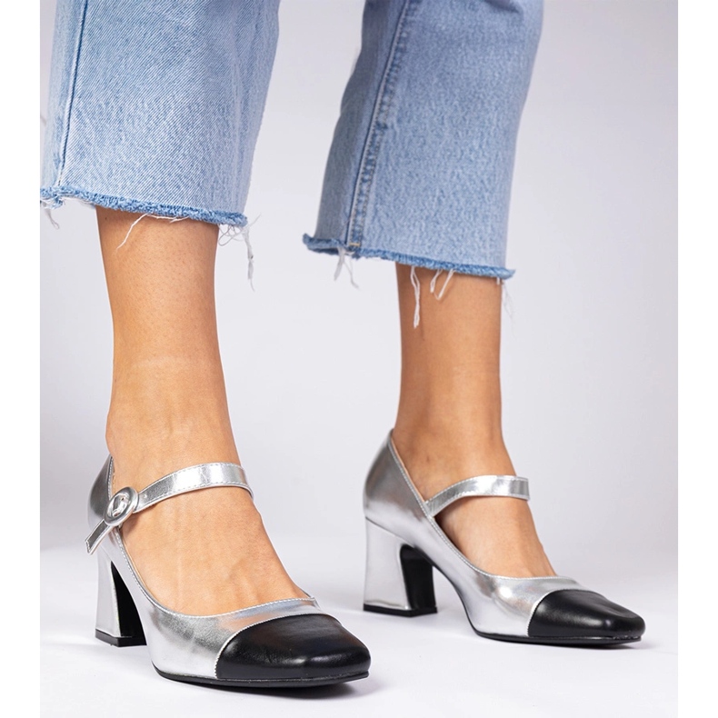 Silberne Frauenpumpen mit einer schwarzen Nase silber- 1