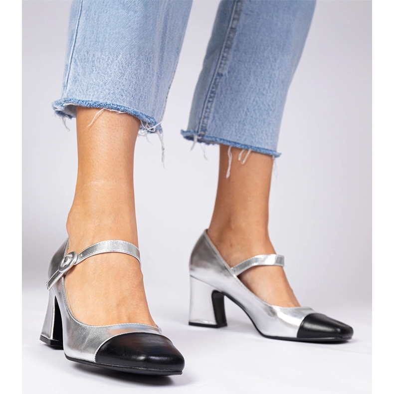 Silberne Frauenpumpen mit einer schwarzen Nase silber- 2