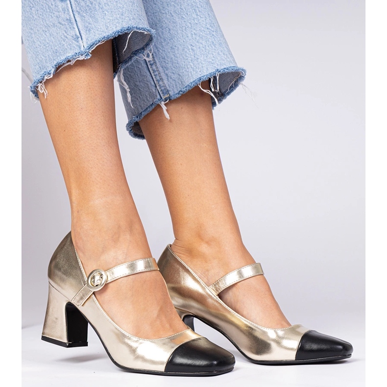 Goldene Frauenpumpen mit einer schwarzen Nase 2