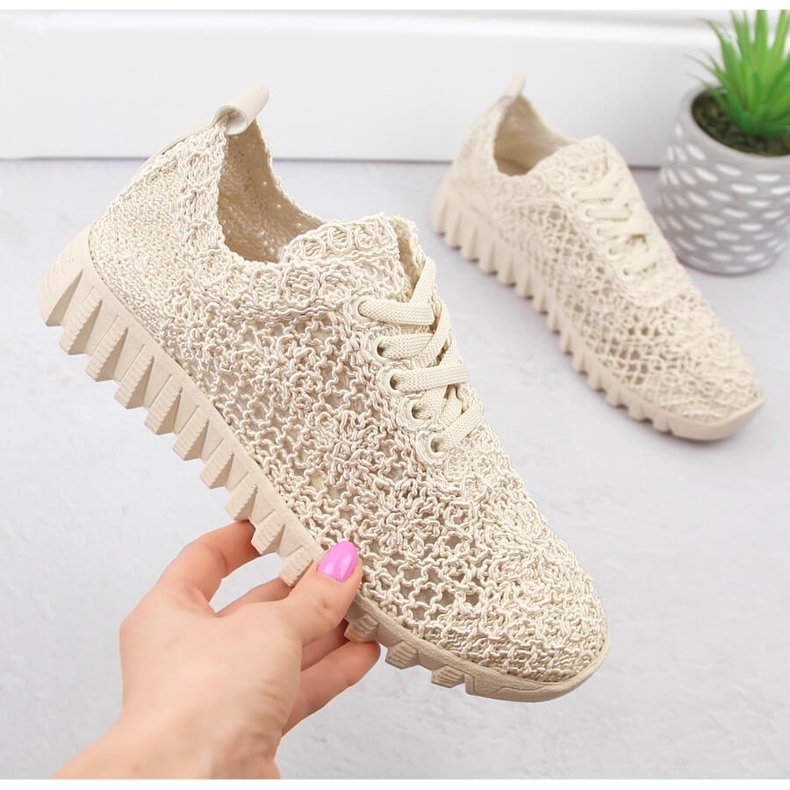 Beigefarbene Damen-Sportschuhe aus Spitze von T.Sokolski 1982 1