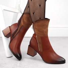 Isolierte braune Damen-Stiefeletten mit hohen Absätzen Jezzi ASA217-9 1