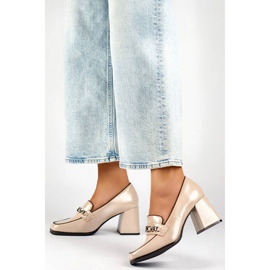 Beige elegante Lackschuhe mit hohen Absätzen 2