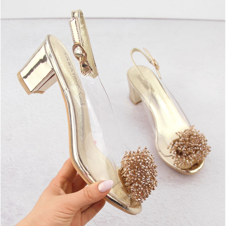 Sabatina Transparente Damensandalen mit hohen Absätzen und goldenen Perlen 1