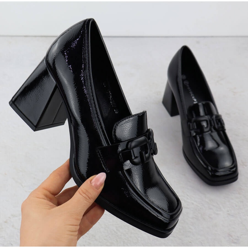 Lackierte Frauenschuhe auf dem schwarzen Potocki SZ12553 Post 2