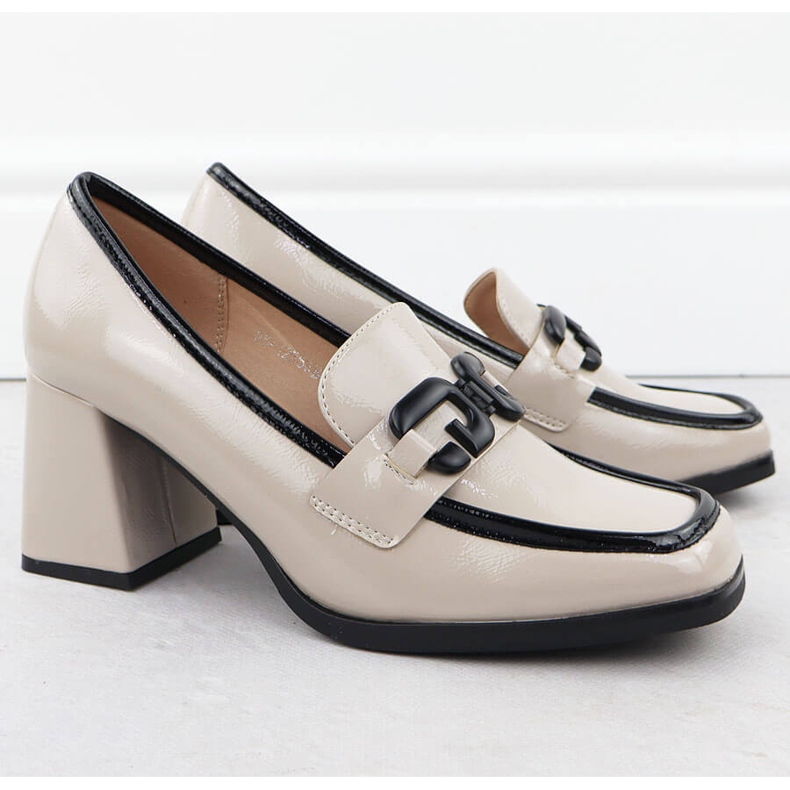 Lackierte Frauenschuhe auf dem Post Beige Potocki SZ12553 2