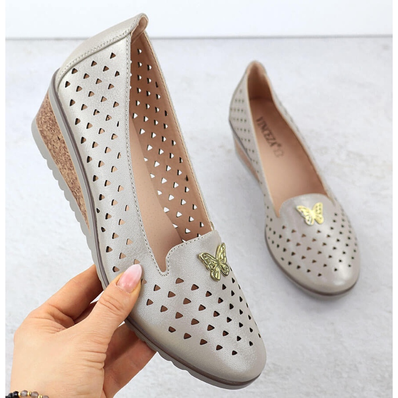 Frauenschuhe auf einem offenen Keil mit einer Verzierung von Golden Vinceza 58472 1