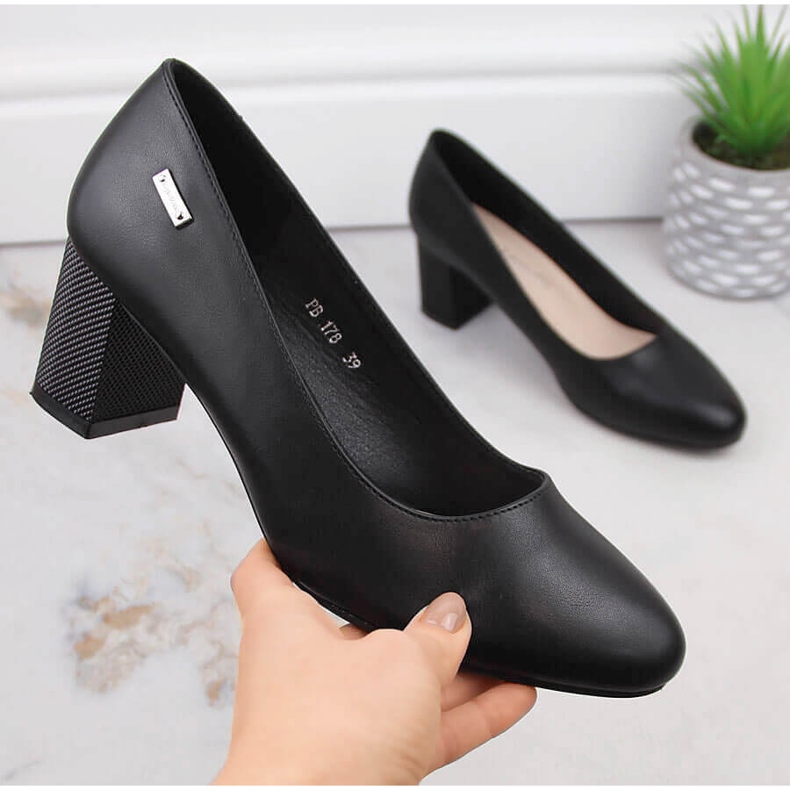 Schwarze Pumps auf einem dekorativen Pfosten von Sergio Leone 1