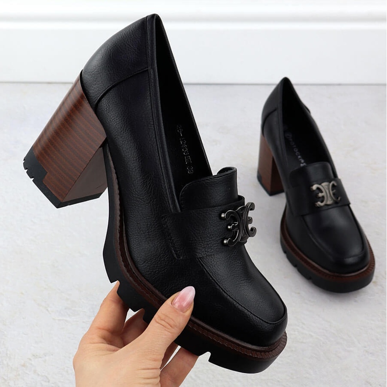 Frauenschuhe auf dem schwarzen Potocki -Pfosten mit Dekoration SZ12403 1