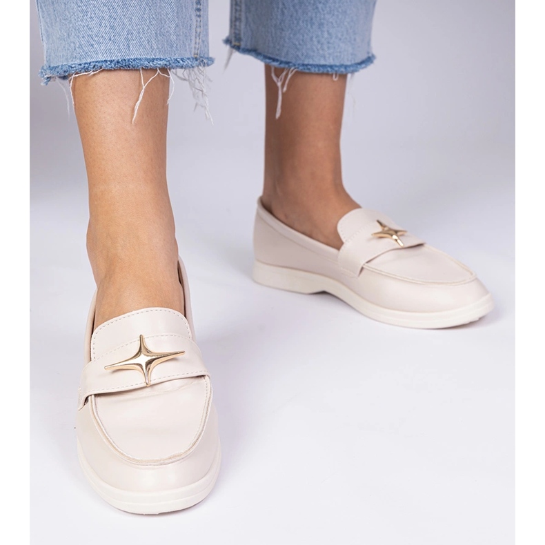 Beige Frauenlehre mit einer goldenen Dekoration 1