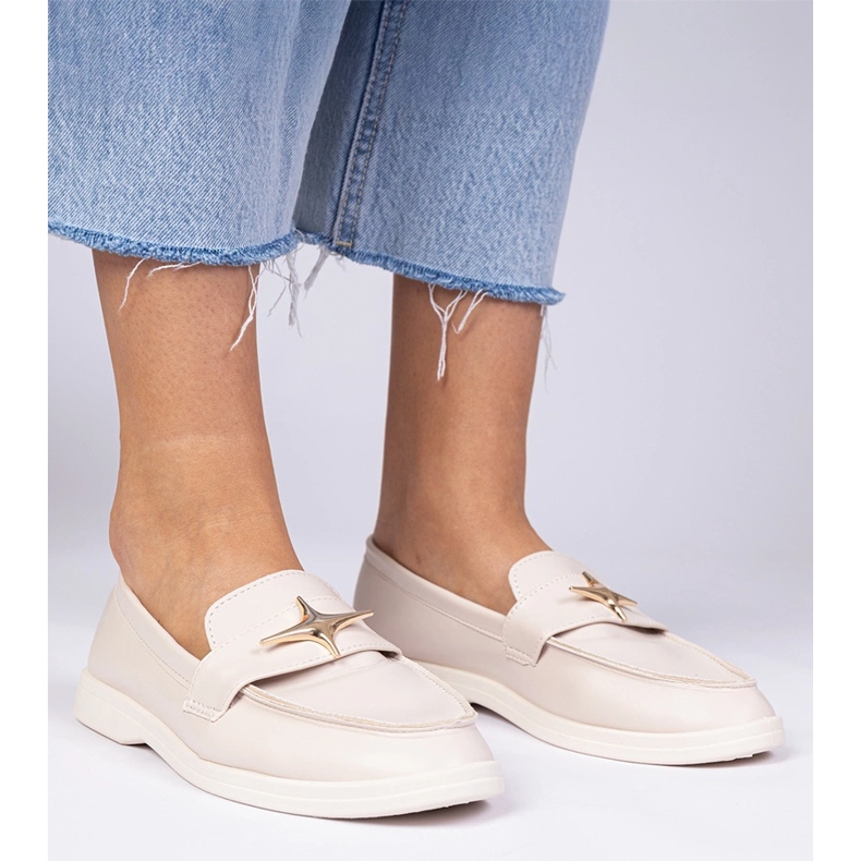 Beige Frauenlehre mit einer goldenen Dekoration 2