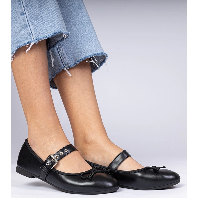 Schwarze Frauen -Ballerinas mit einem Bogen 1