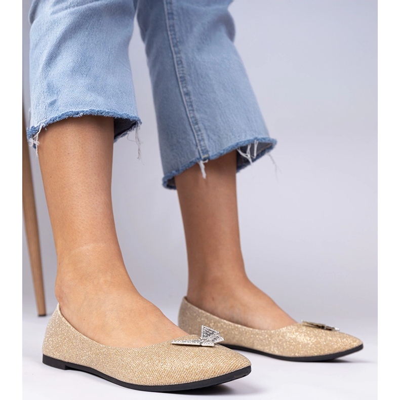 Glitzer Ballerinas für Goldene Frauen mit einem Schmetterling 1