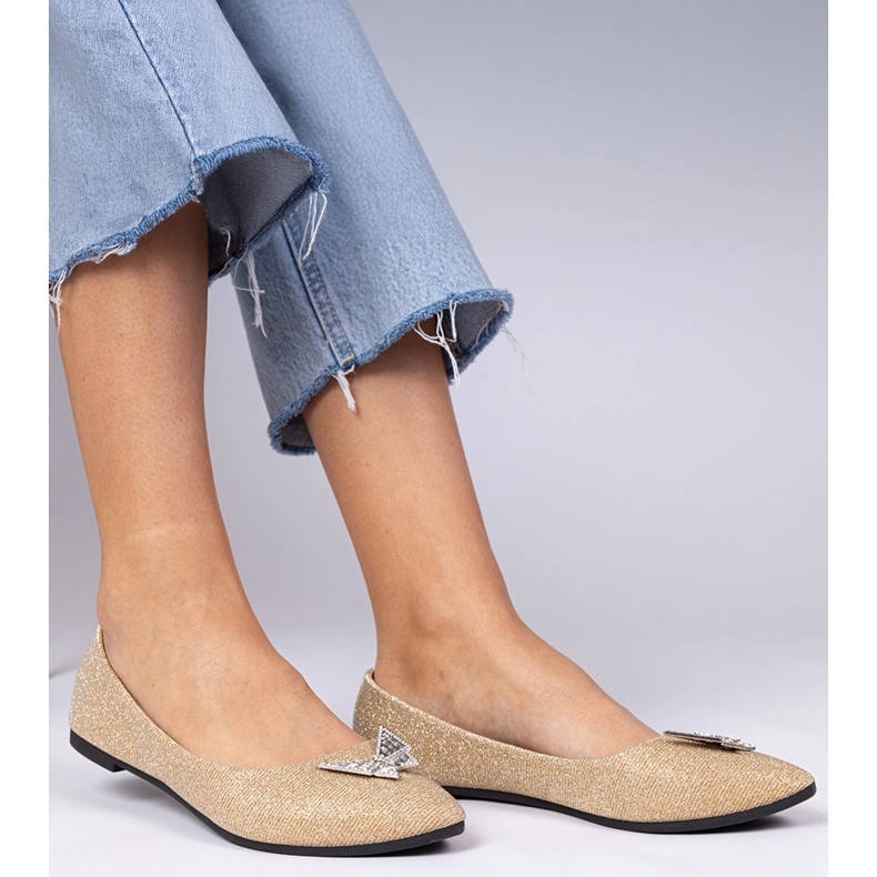 Glitzer Ballerinas für Goldene Frauen mit einem Schmetterling 2