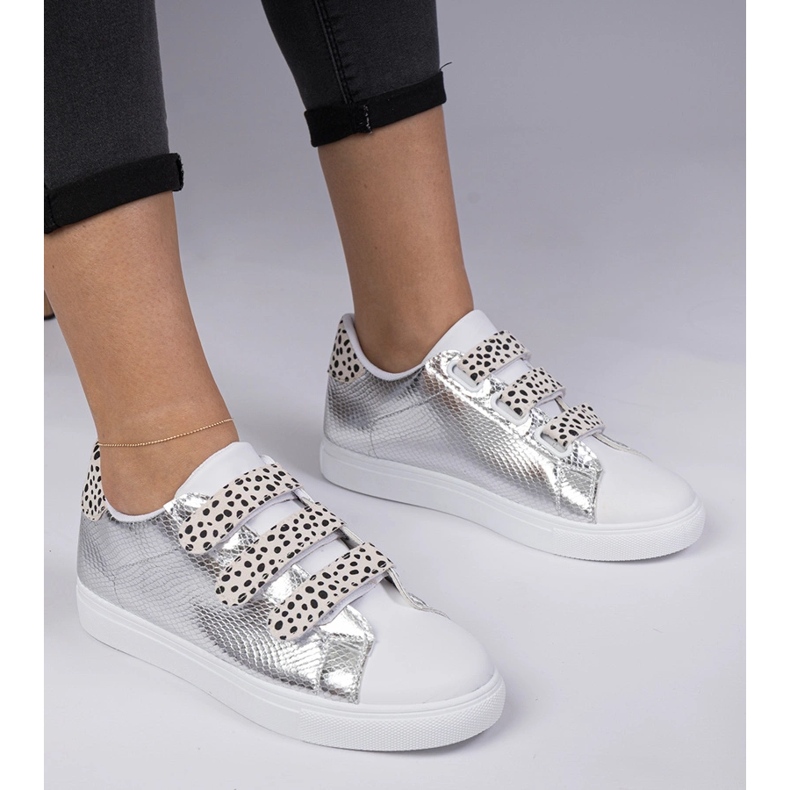 Silber -Turnschuhe mit Tierklettverschluss 1