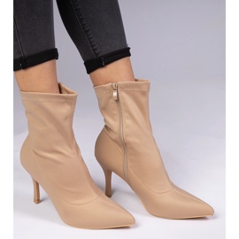 Beige Stiefel mit einem Satin -Finish an einer Stift 1