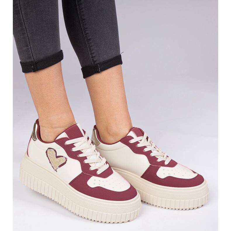 Burgunderneaker für Frauen mit einem Brokatherz rot 1