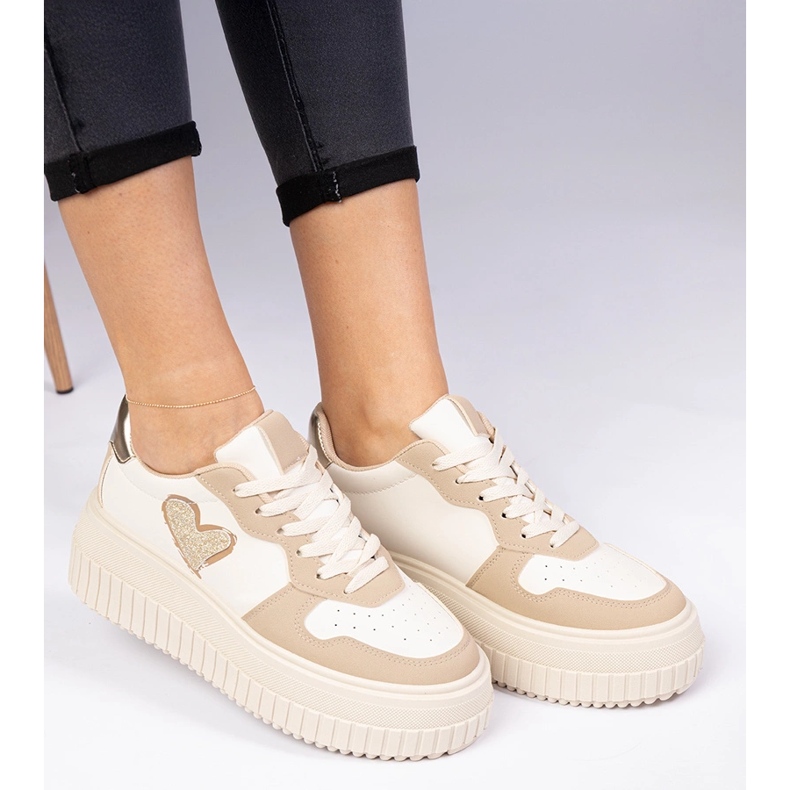 Braune Frauen -Sneaker mit einem Brokatherz 1