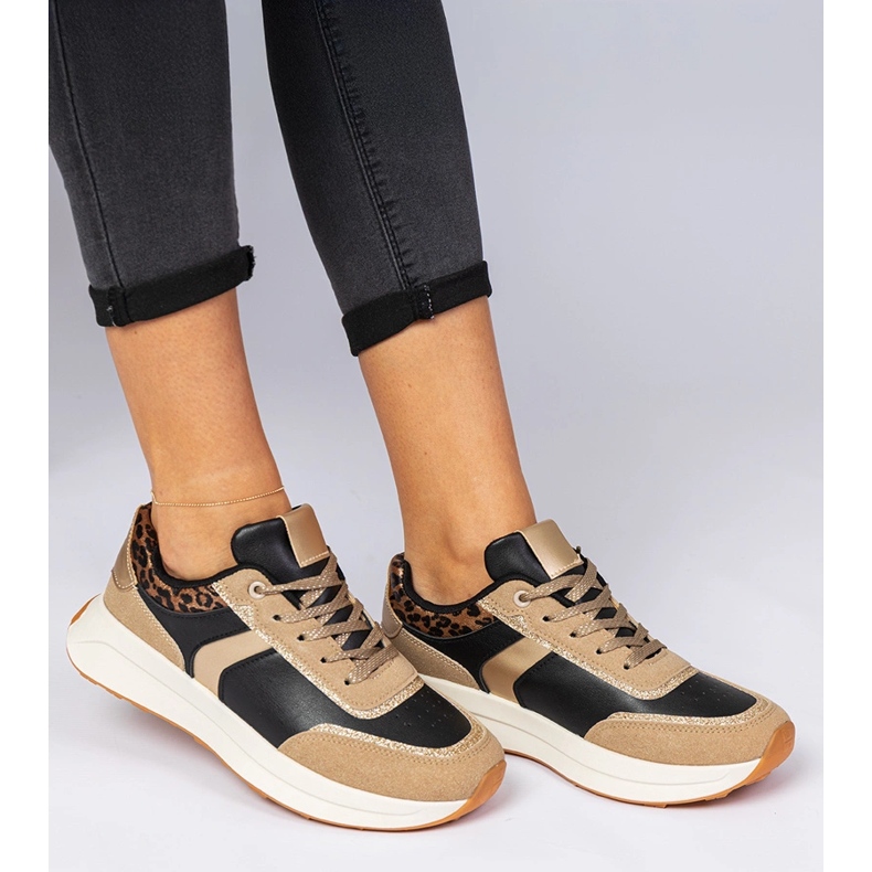 Schwarze Frauen -Turnschuhe mit Glitzer mit einem Tiermuster 1