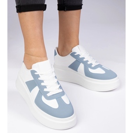 Blaue Turnschuhe auf der Plattform 2