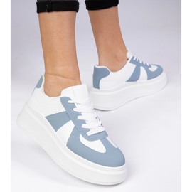 Blaue Turnschuhe auf der Plattform 3