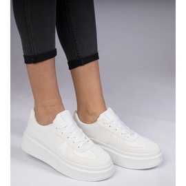 Weiße Turnschuhe auf der Plattform 1