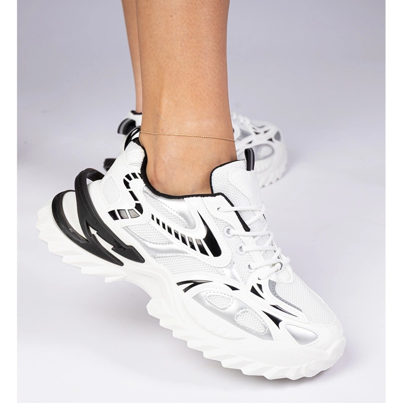 Weiße Sport-Sneaker mit massiver Sohle 1