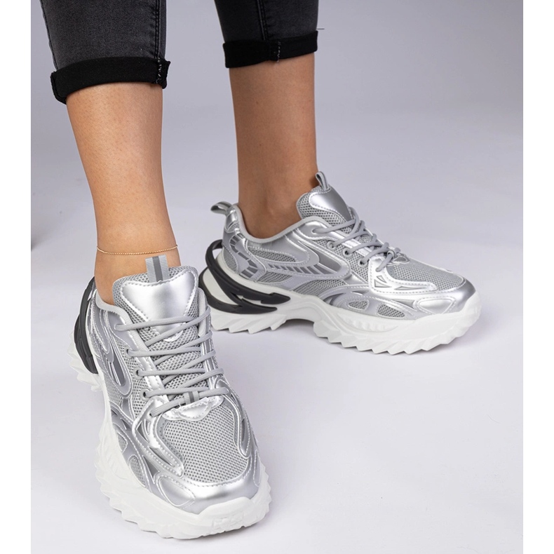 Silbersport -Turnschuhe auf einer massiven Sohle 2