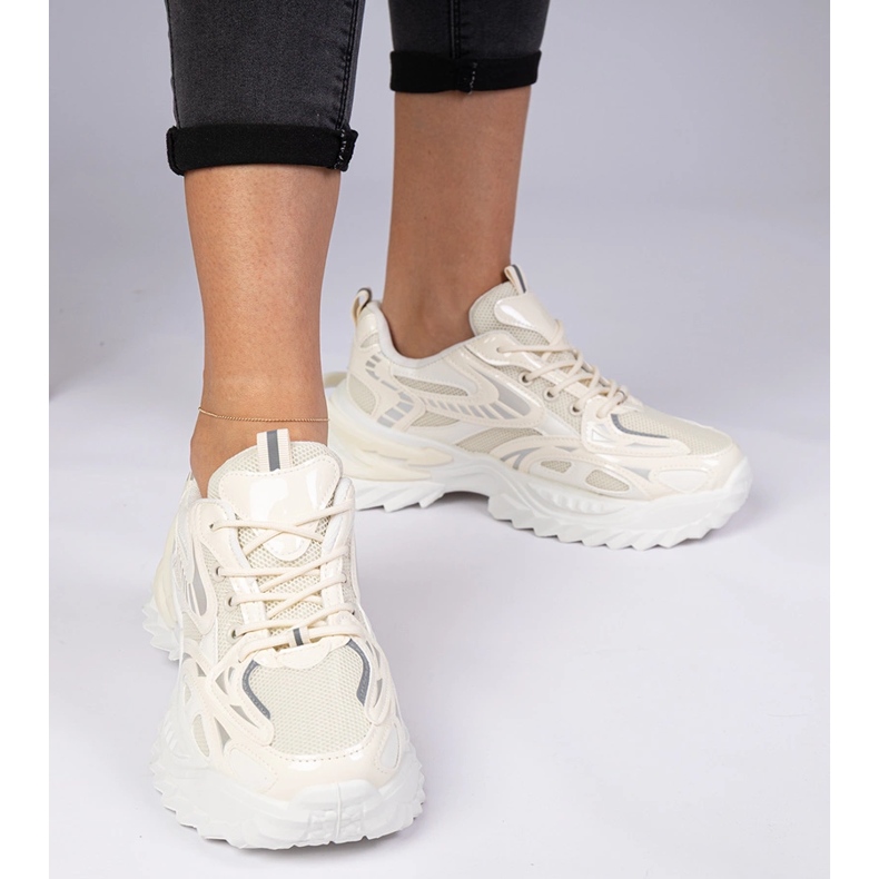 Beige Sportsneaker auf einer massiven Sohle 1