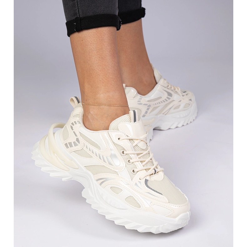 Beige Sportsneaker auf einer massiven Sohle 2