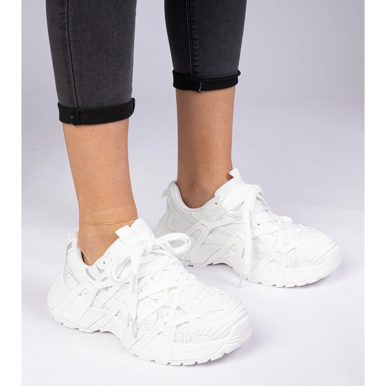 Weiße Turnschuhe auf massiver Sohle 1