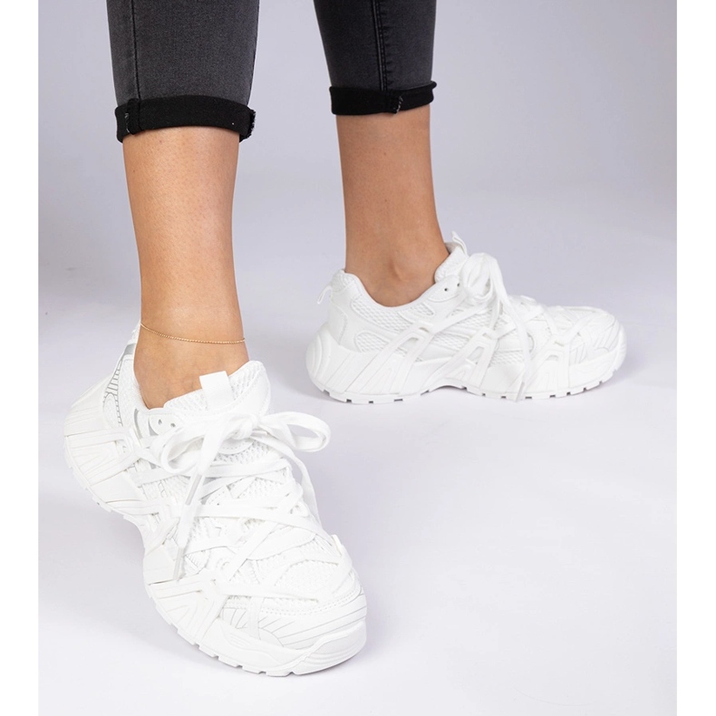 Weiße Turnschuhe auf massiver Sohle 2