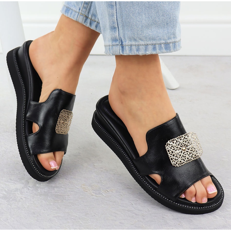 Eco-Leather Pantoffeln auf der schwarzen Plattform mit einer Verzierung von Jezzi 2267 1