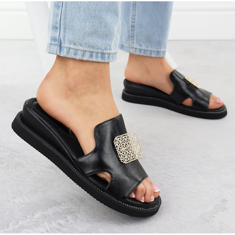 Eco-Leather Pantoffeln auf der schwarzen Plattform mit einer Verzierung von Jezzi 2267 2