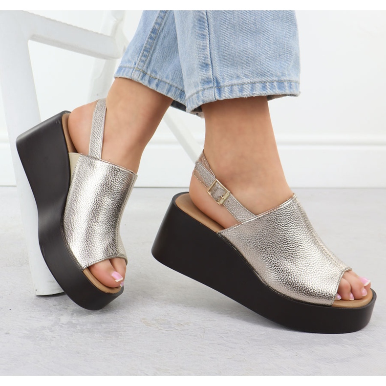 Frauensandalen auf der Plattform Golden Jezzi 24130 1