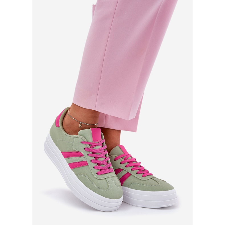 Stilvolle Frauen -Sneaker auf der Plattformgrün 1