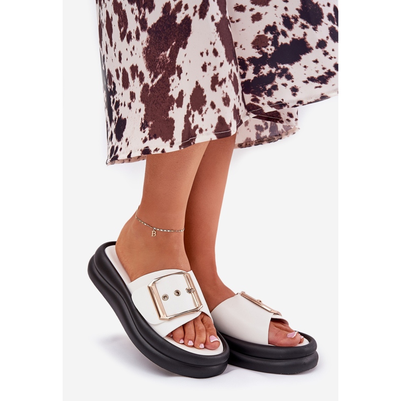 Die Flip -Flops für Frauen auf einer massiven Plattform mit einer dekorativen weißen Schnalle 1