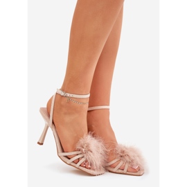 Frauensandalen auf einer Stecknadel mit Federn Beige 1
