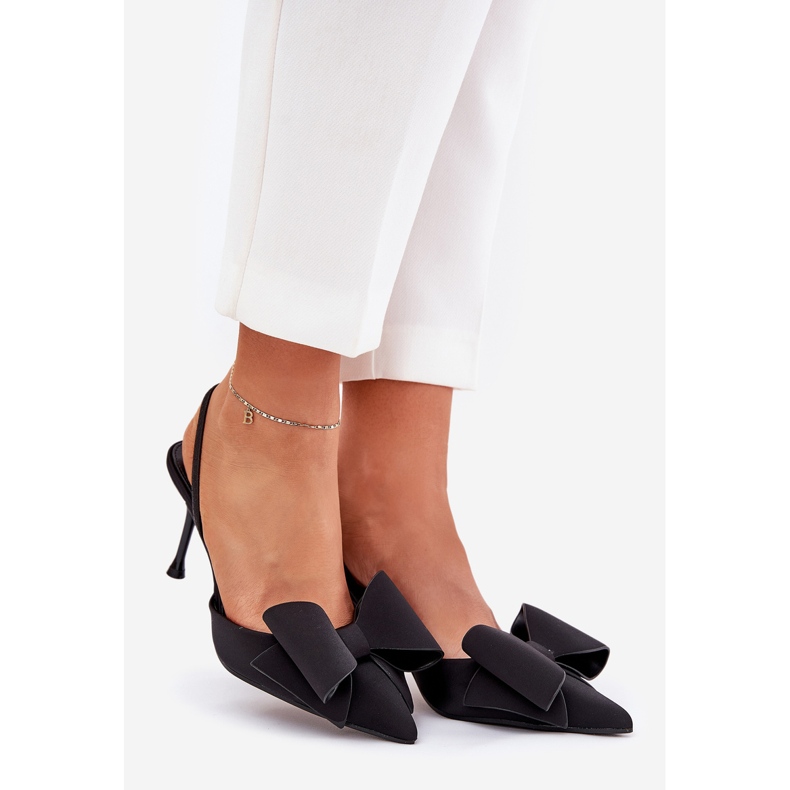 High Heels mit nackten Absätzen und einem schwarzen Bogen 1