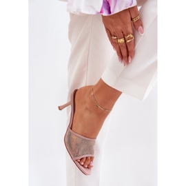 Dekorierte Flip -Flops am Champagnernadel golden 5