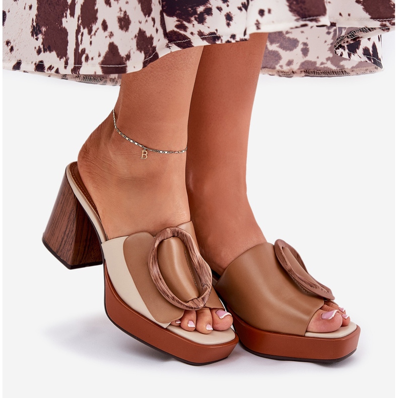 Damenflip Flops mit einer Kamelschnalle braun 1