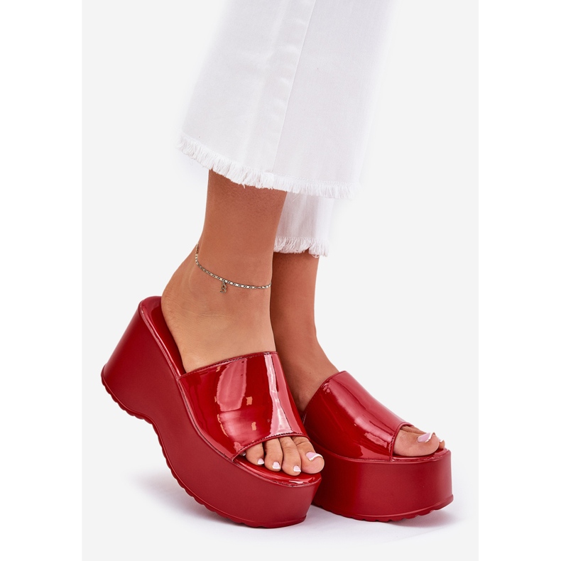 Lackierte Frauenruhen auf der Plattform und rote Keile 1