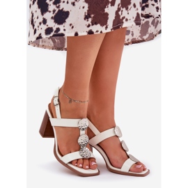 Frauensandalen auf dem Pfosten mit einem dekorativen Streifen weiß 1