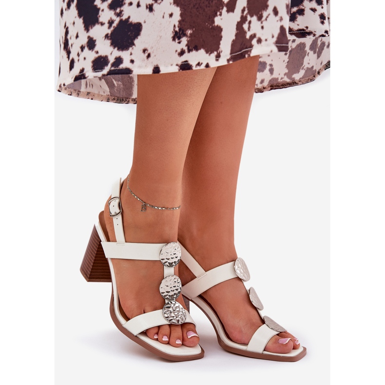 Frauensandalen auf dem Pfosten mit einem dekorativen Streifen weiß 1